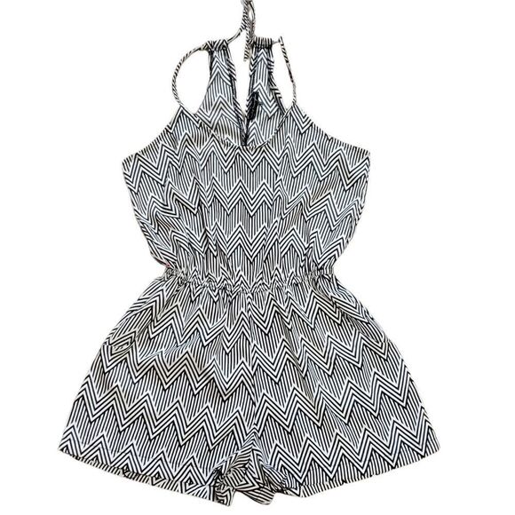 City Triangles Black & White Chevron Print Racer Back Romper Size S - Picture 1 of 14